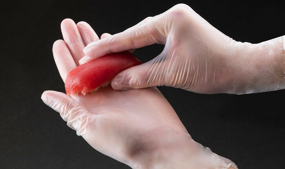 寿司を握る際の手袋を徹底した調理の実施